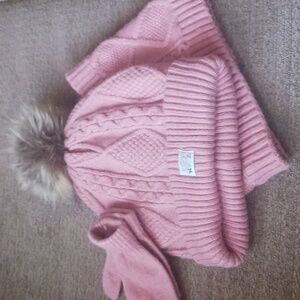 Bnwot Girls hat and mittens set